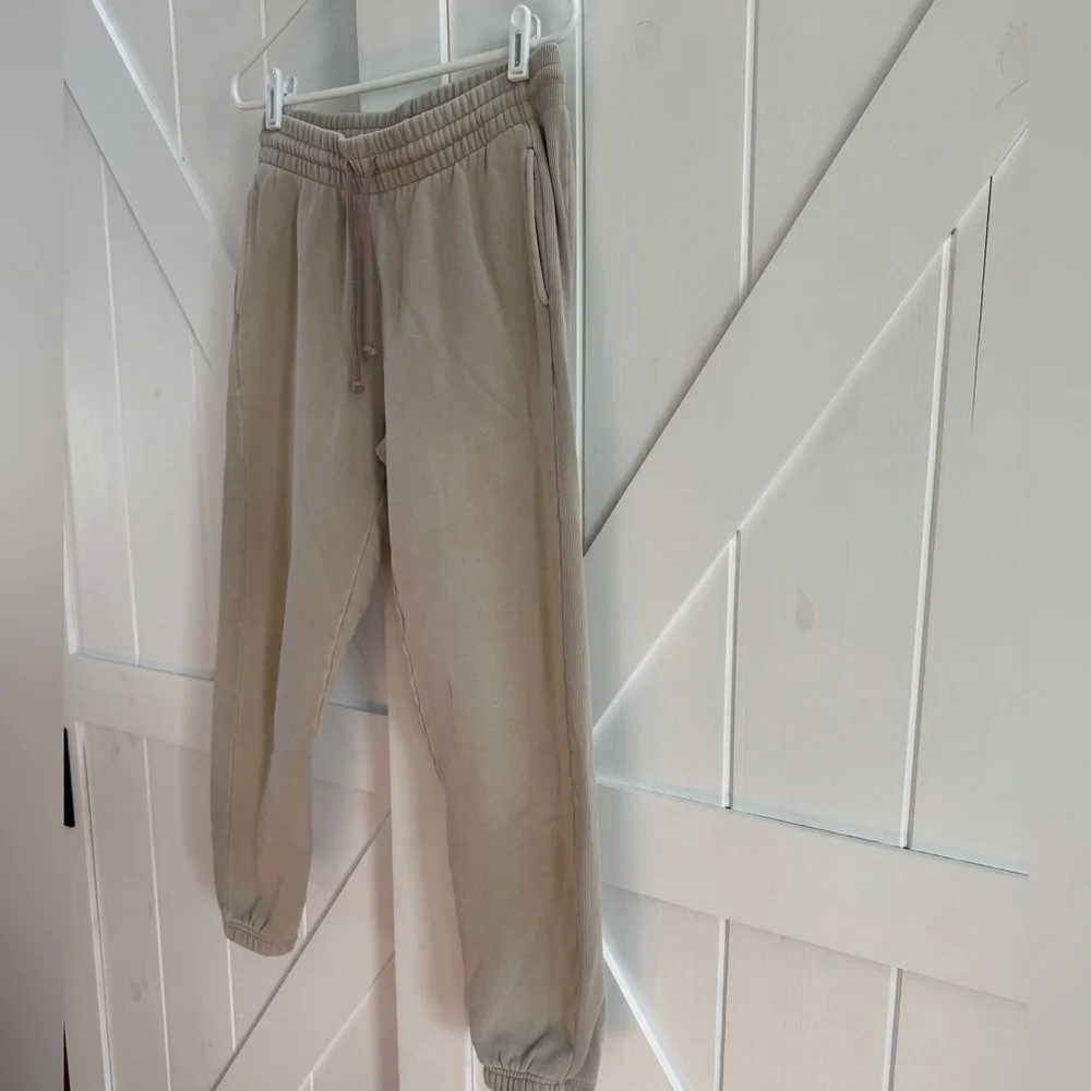 TNA Aritzia Womens Beige Sweatpant Joggers
